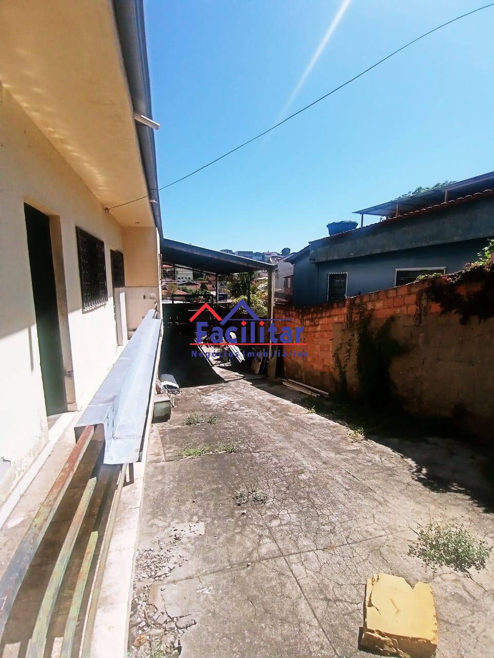 Casa com lote e GALPÃO