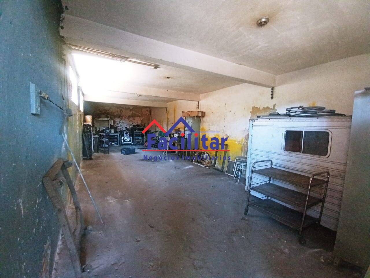 Casa com lote e GALPÃO