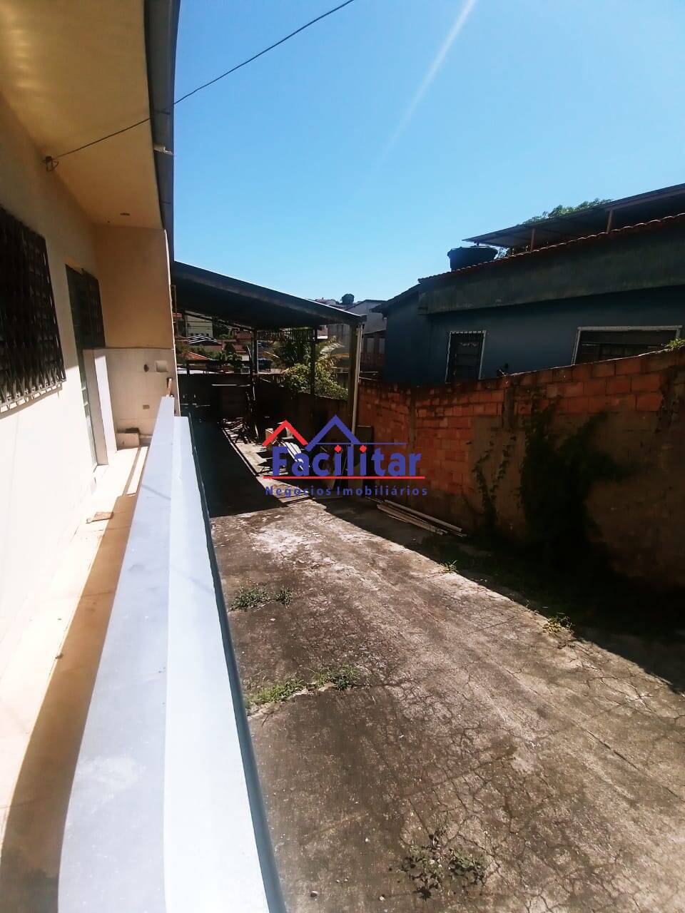 Casa com lote e GALPÃO