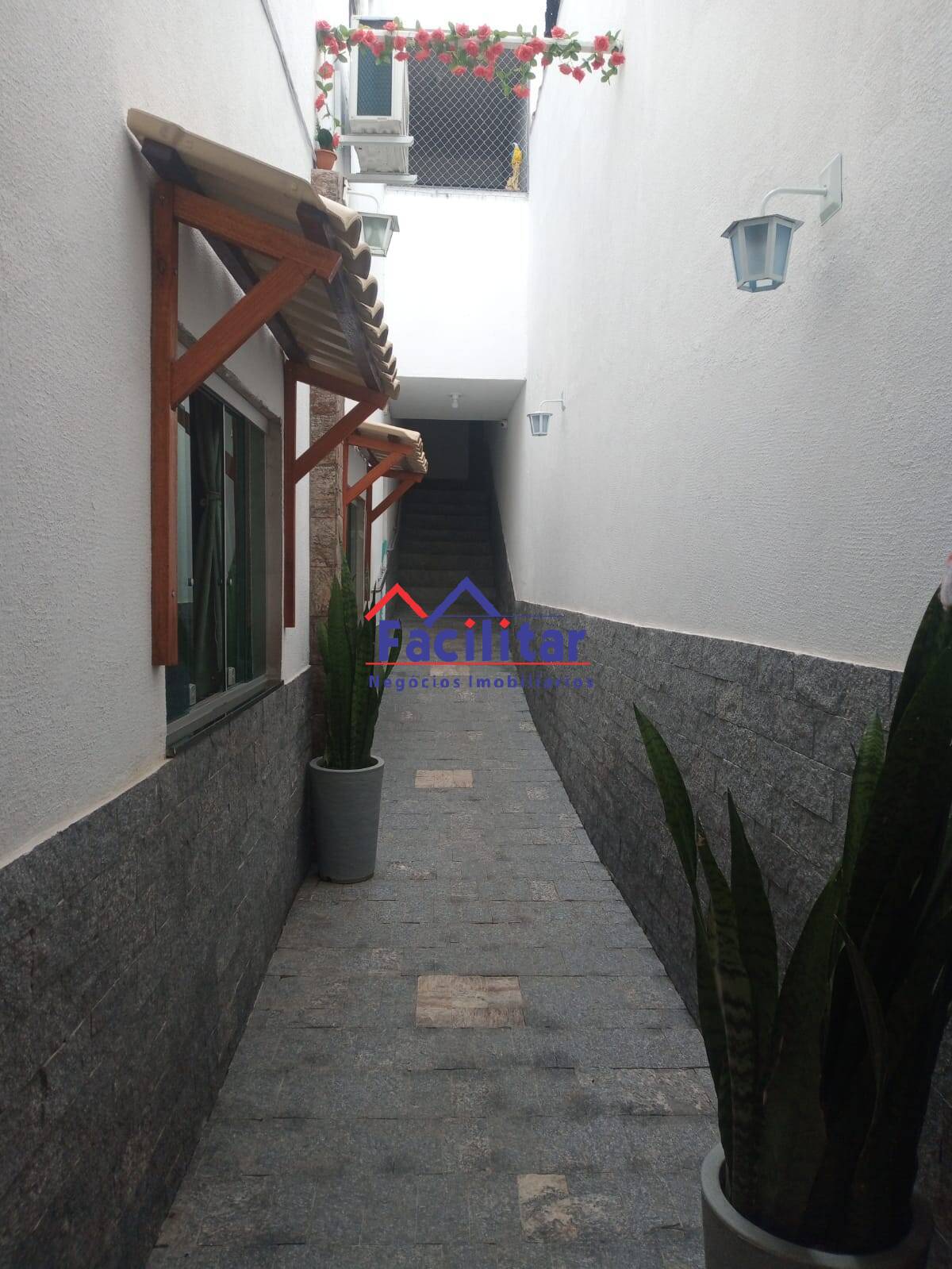 Casa em rua tranquila.