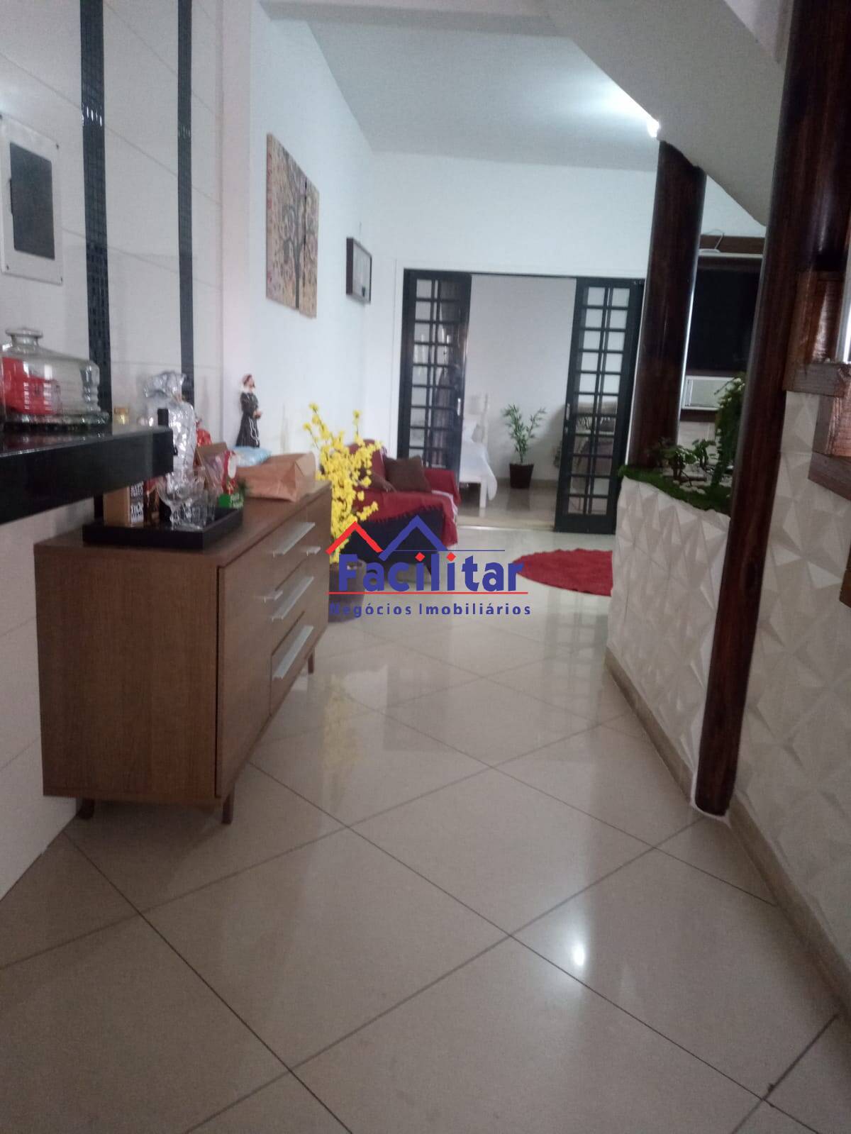 Casa em rua tranquila.