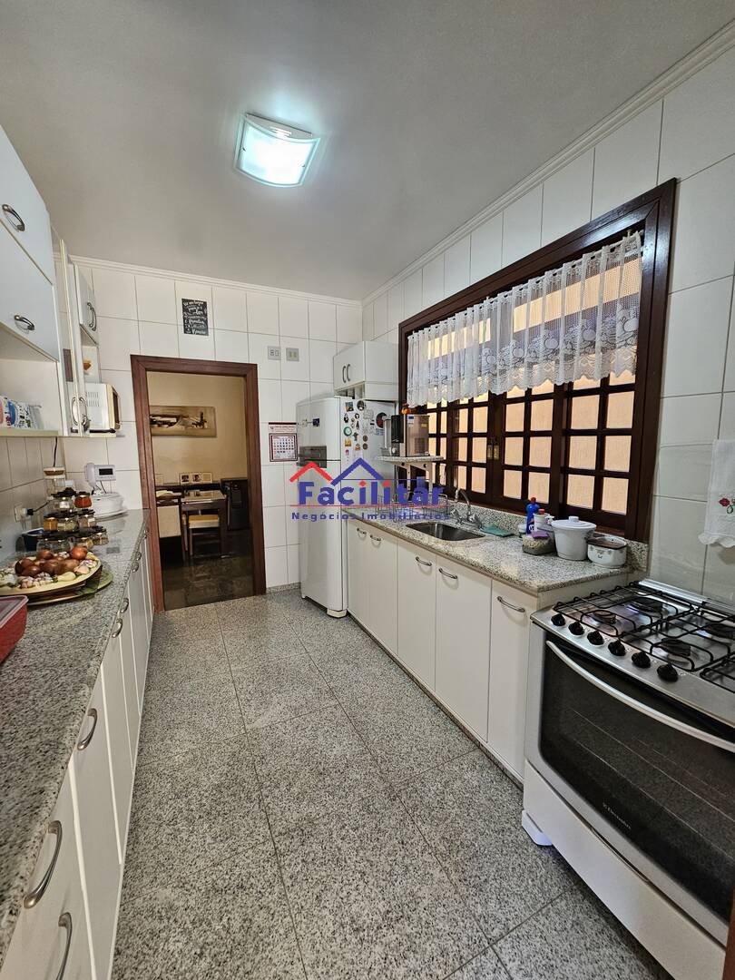 LINDA CASA LOCALIZADA NA MELHOR PARTE DO BAIRRO SERRANO/SARAMENHA