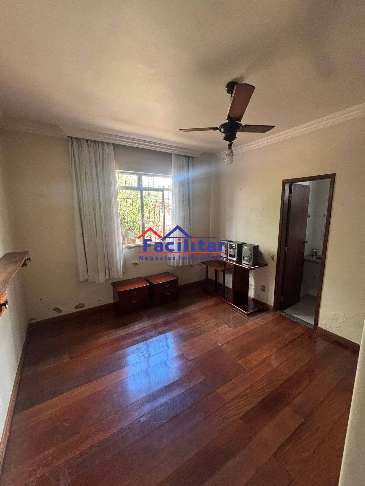 Excelente Casa em Lote Inteiro no Bairro Castelo – Espaço e Conforto.