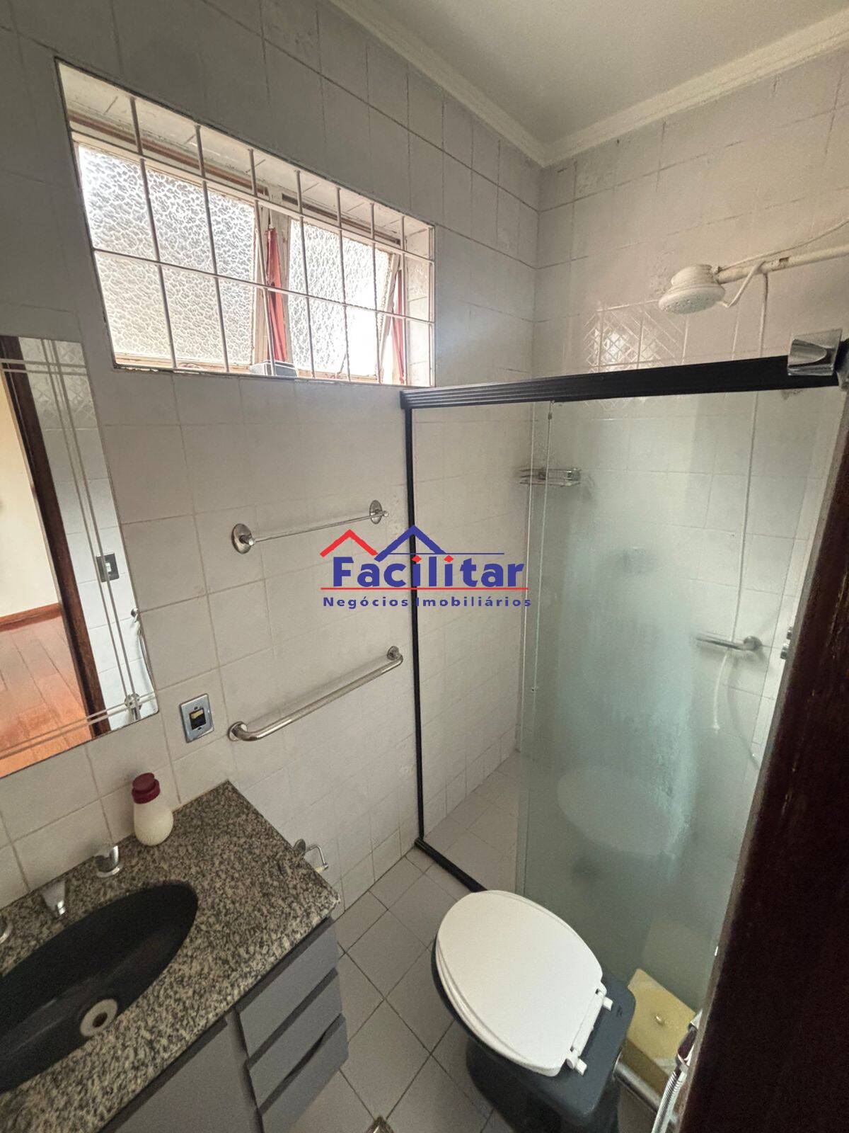 Excelente Casa em Lote Inteiro no Bairro Castelo – Espaço e Conforto.