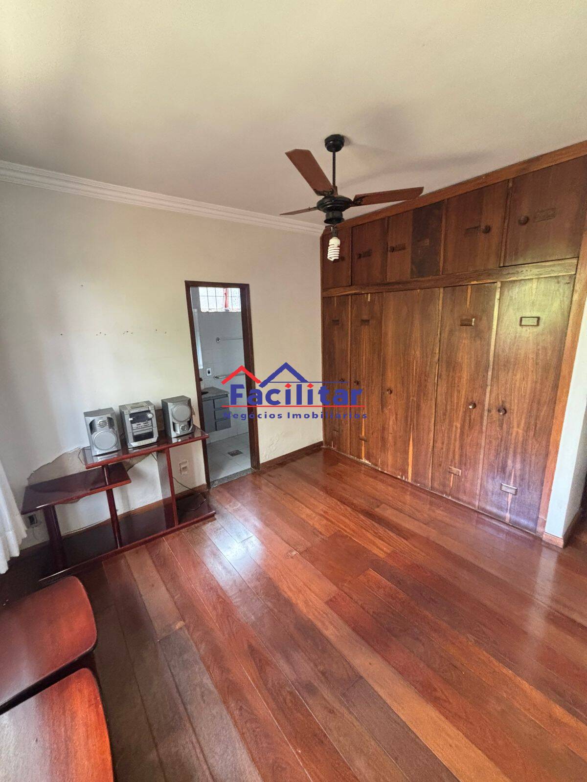Excelente Casa em Lote Inteiro no Bairro Castelo – Espaço e Conforto.