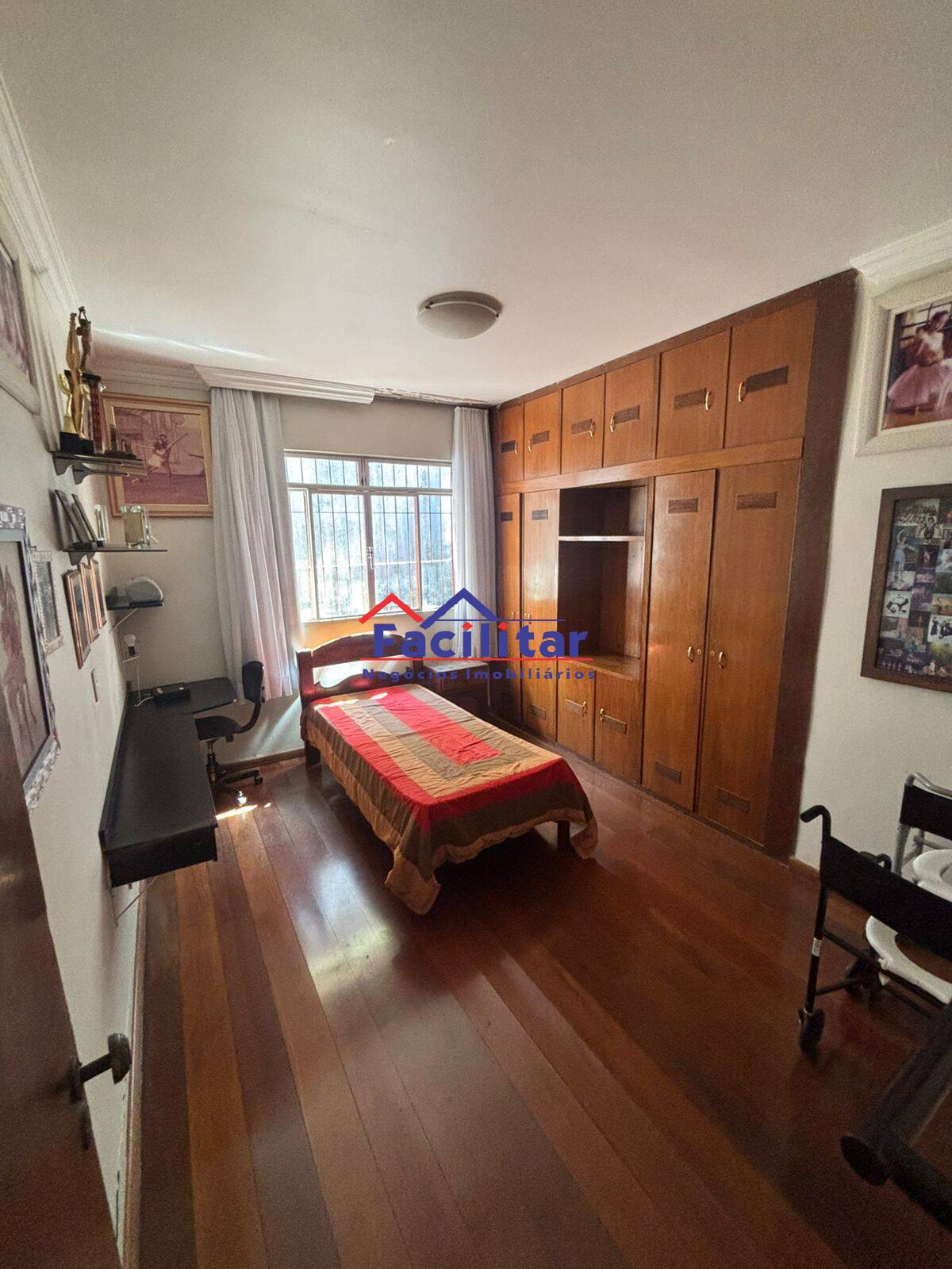 Excelente Casa em Lote Inteiro no Bairro Castelo – Espaço e Conforto.