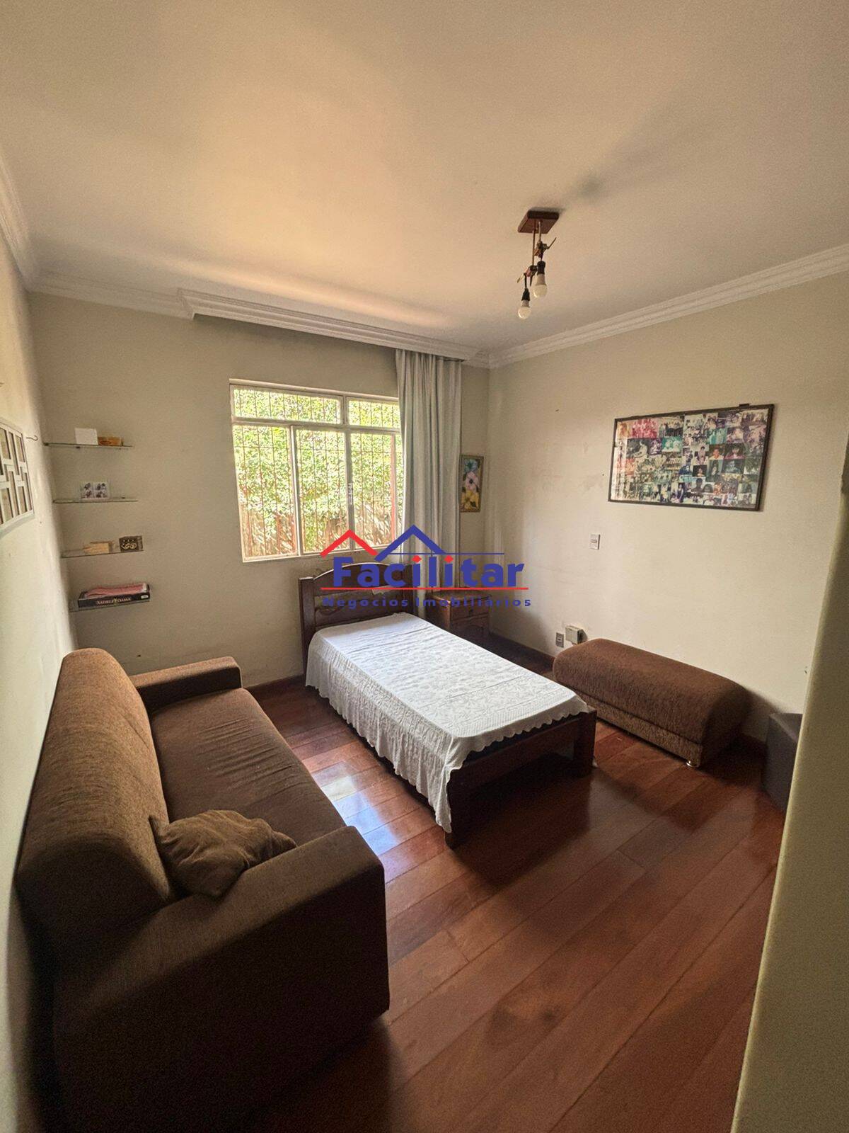 Excelente Casa em Lote Inteiro no Bairro Castelo – Espaço e Conforto.