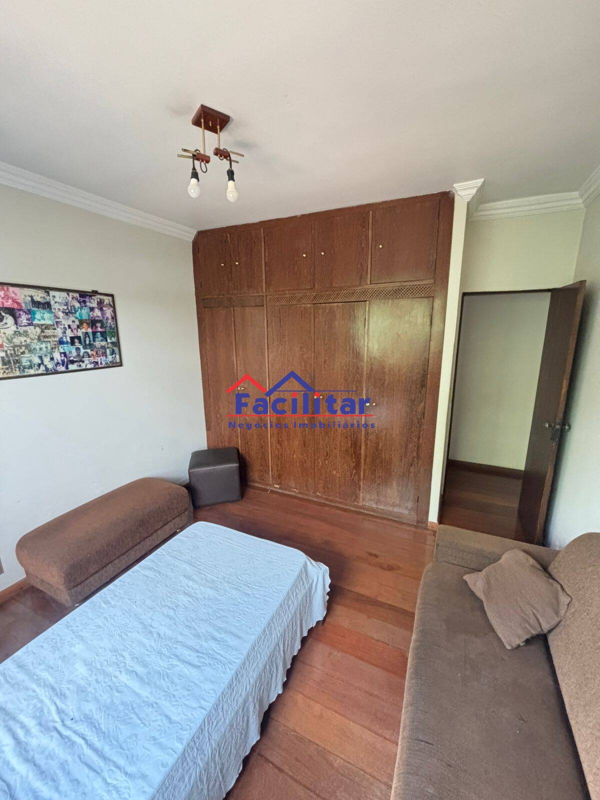 Excelente Casa em Lote Inteiro no Bairro Castelo – Espaço e Conforto.