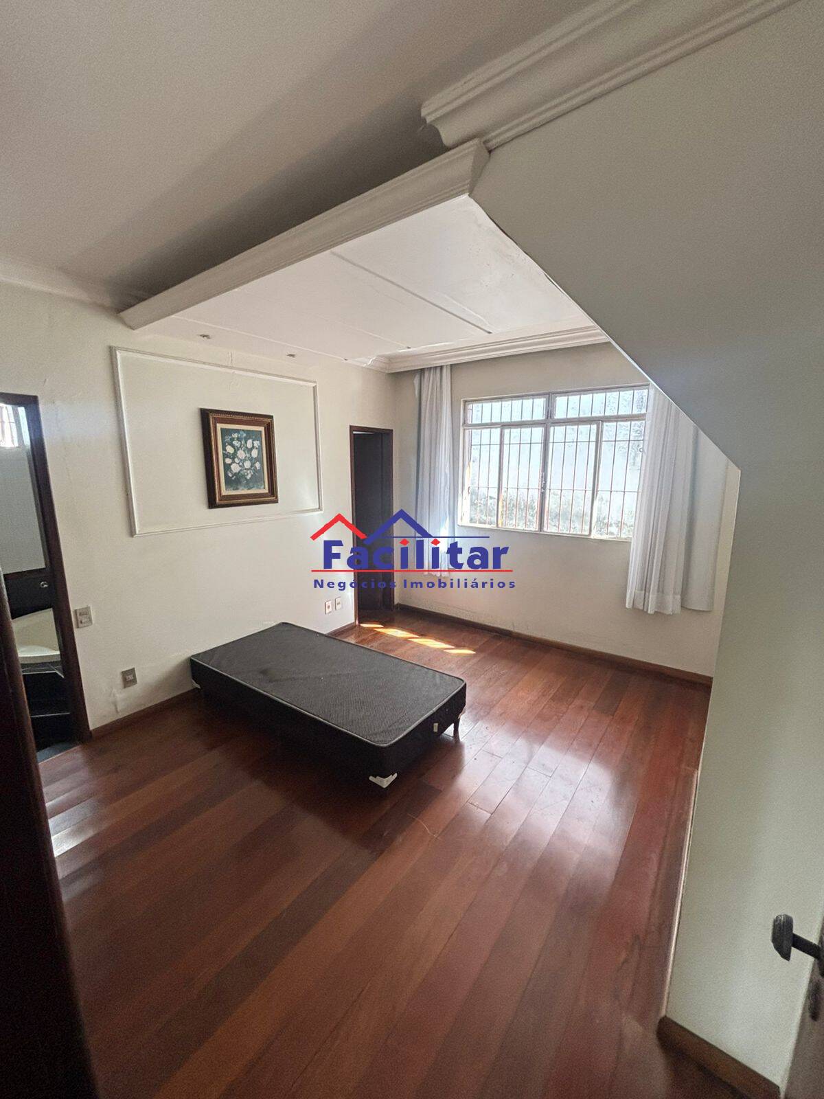 Excelente Casa em Lote Inteiro no Bairro Castelo – Espaço e Conforto.