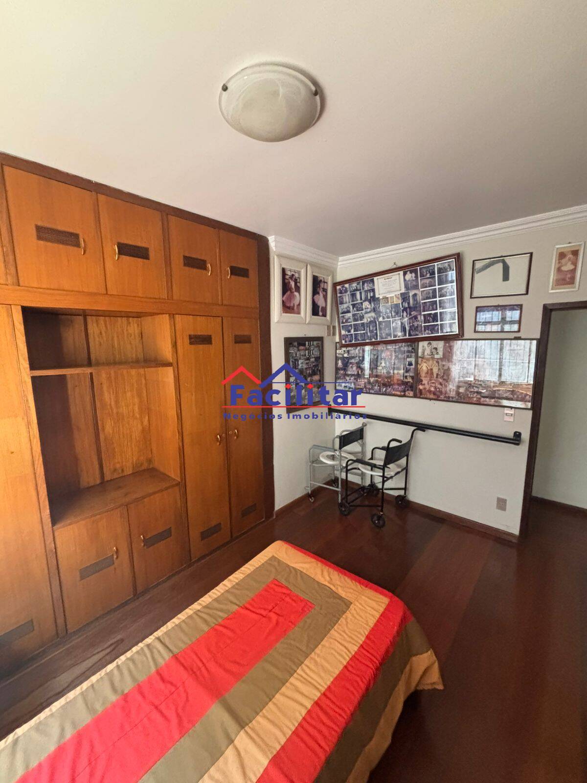 Excelente Casa em Lote Inteiro no Bairro Castelo – Espaço e Conforto.