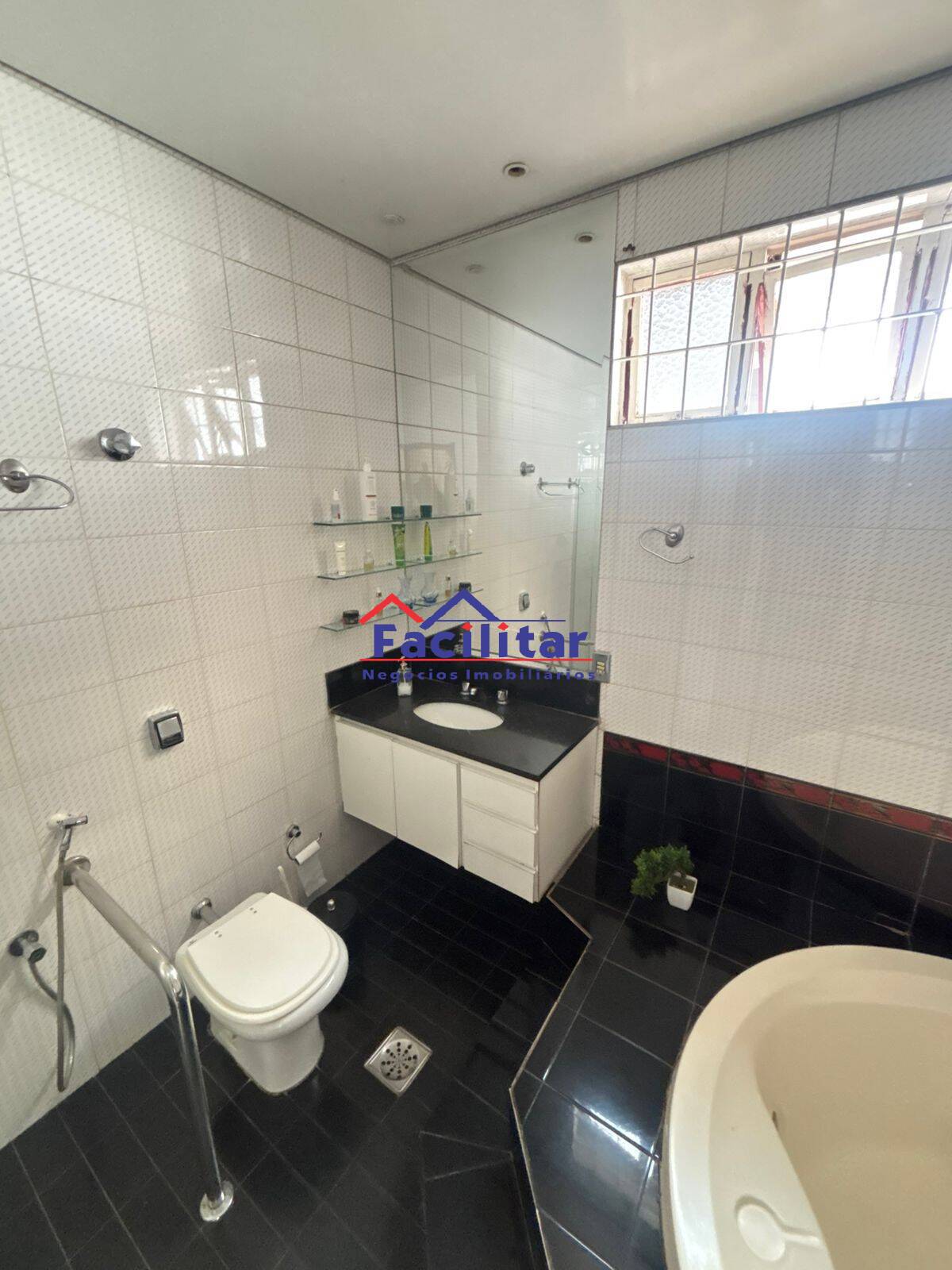 Excelente Casa em Lote Inteiro no Bairro Castelo – Espaço e Conforto.