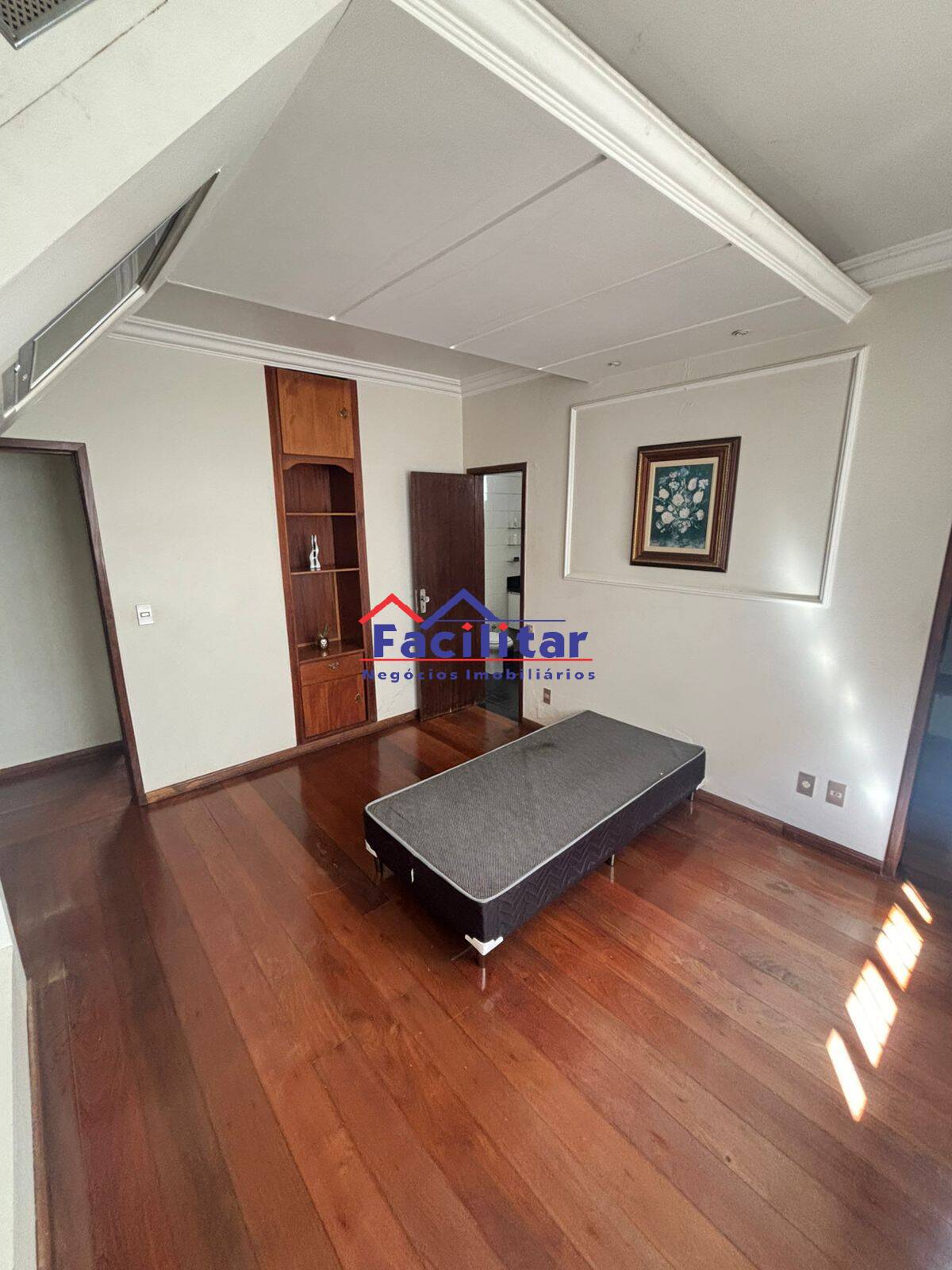 Excelente Casa em Lote Inteiro no Bairro Castelo – Espaço e Conforto.