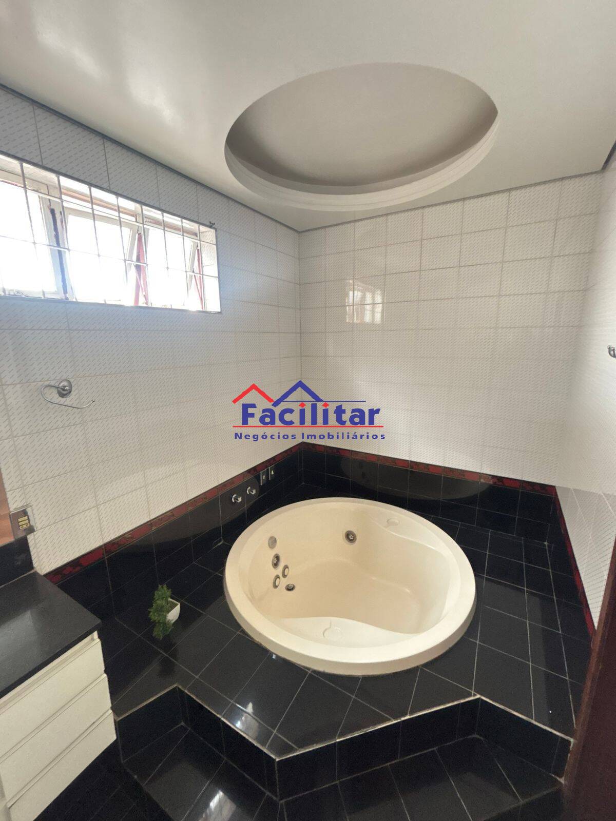 Excelente Casa em Lote Inteiro no Bairro Castelo – Espaço e Conforto.