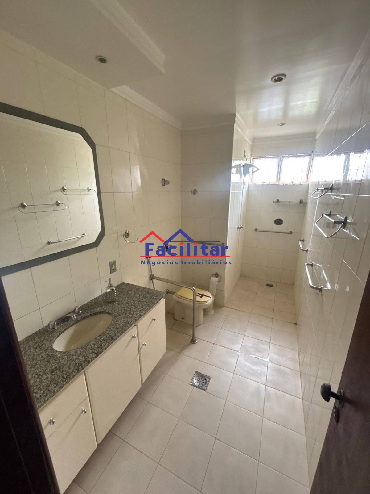 Excelente Casa em Lote Inteiro no Bairro Castelo – Espaço e Conforto.