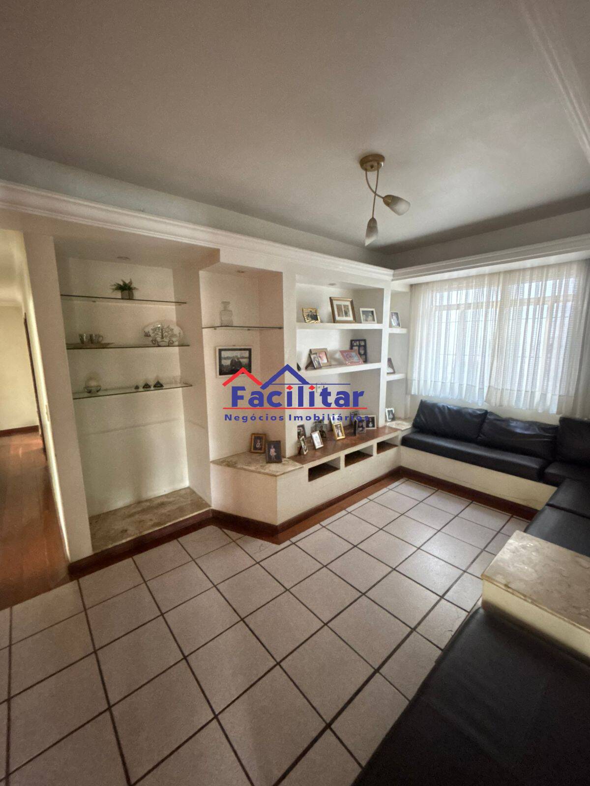 Excelente Casa em Lote Inteiro no Bairro Castelo – Espaço e Conforto.