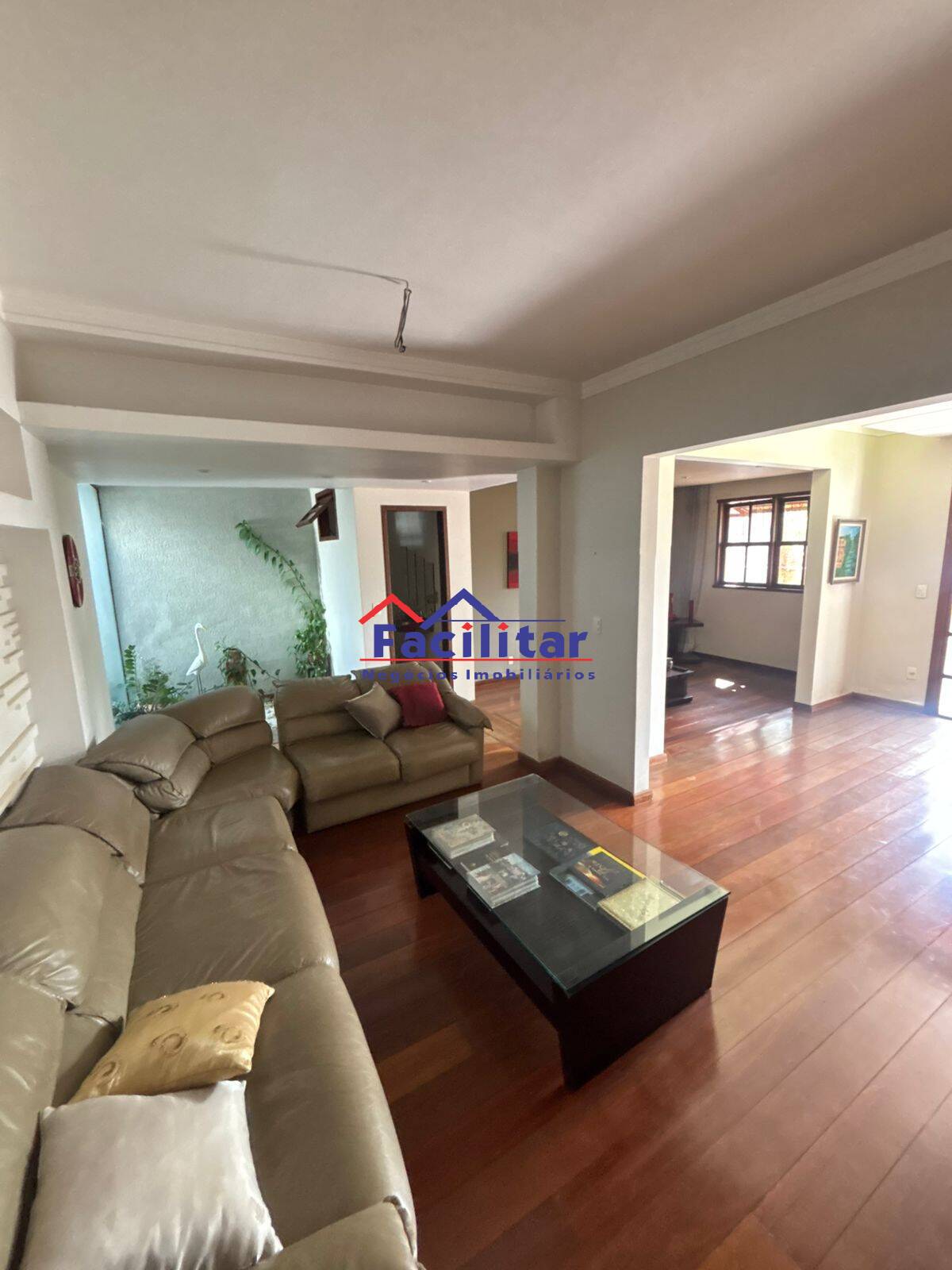 Excelente Casa em Lote Inteiro no Bairro Castelo – Espaço e Conforto.
