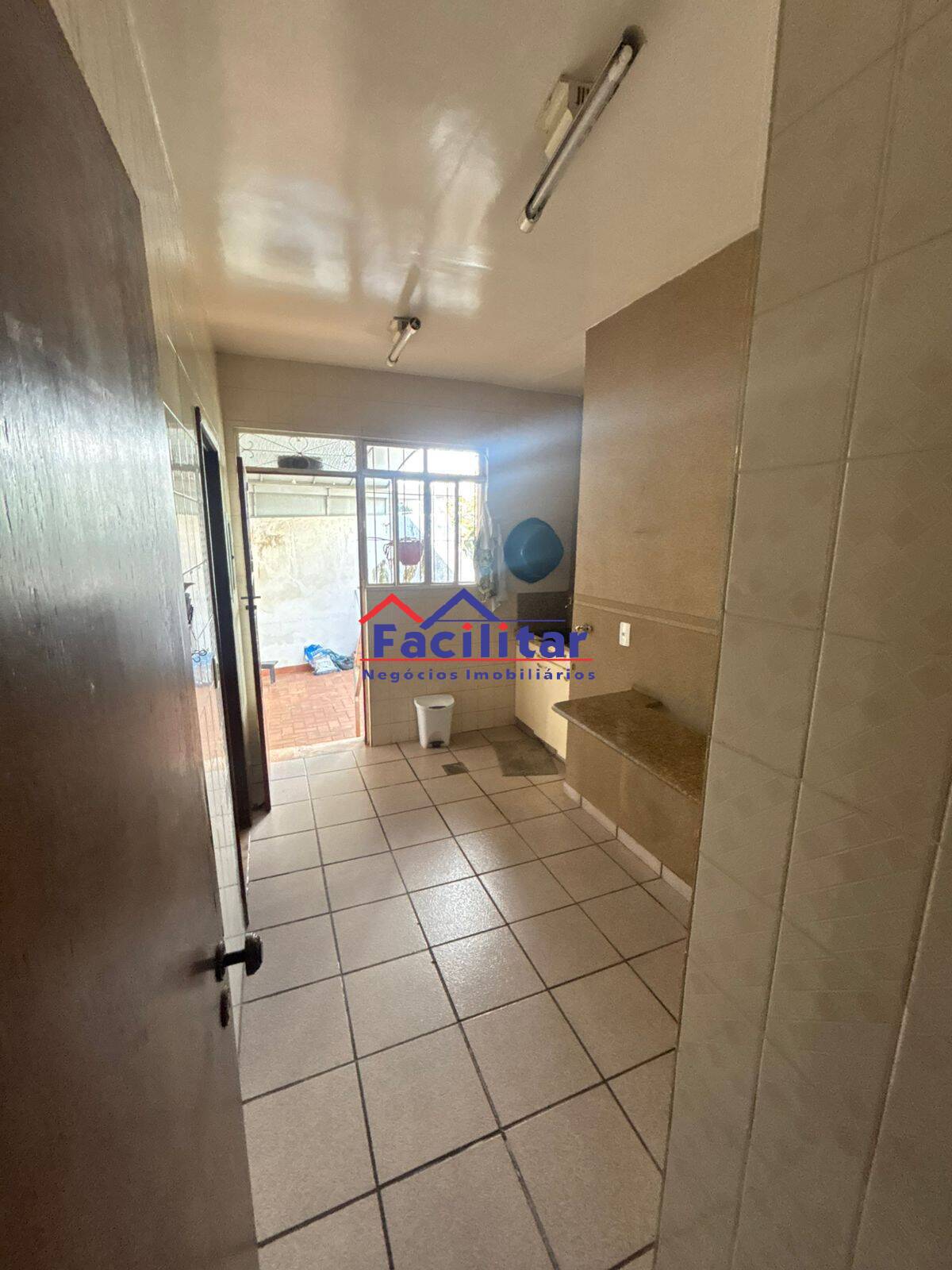 Excelente Casa em Lote Inteiro no Bairro Castelo – Espaço e Conforto.