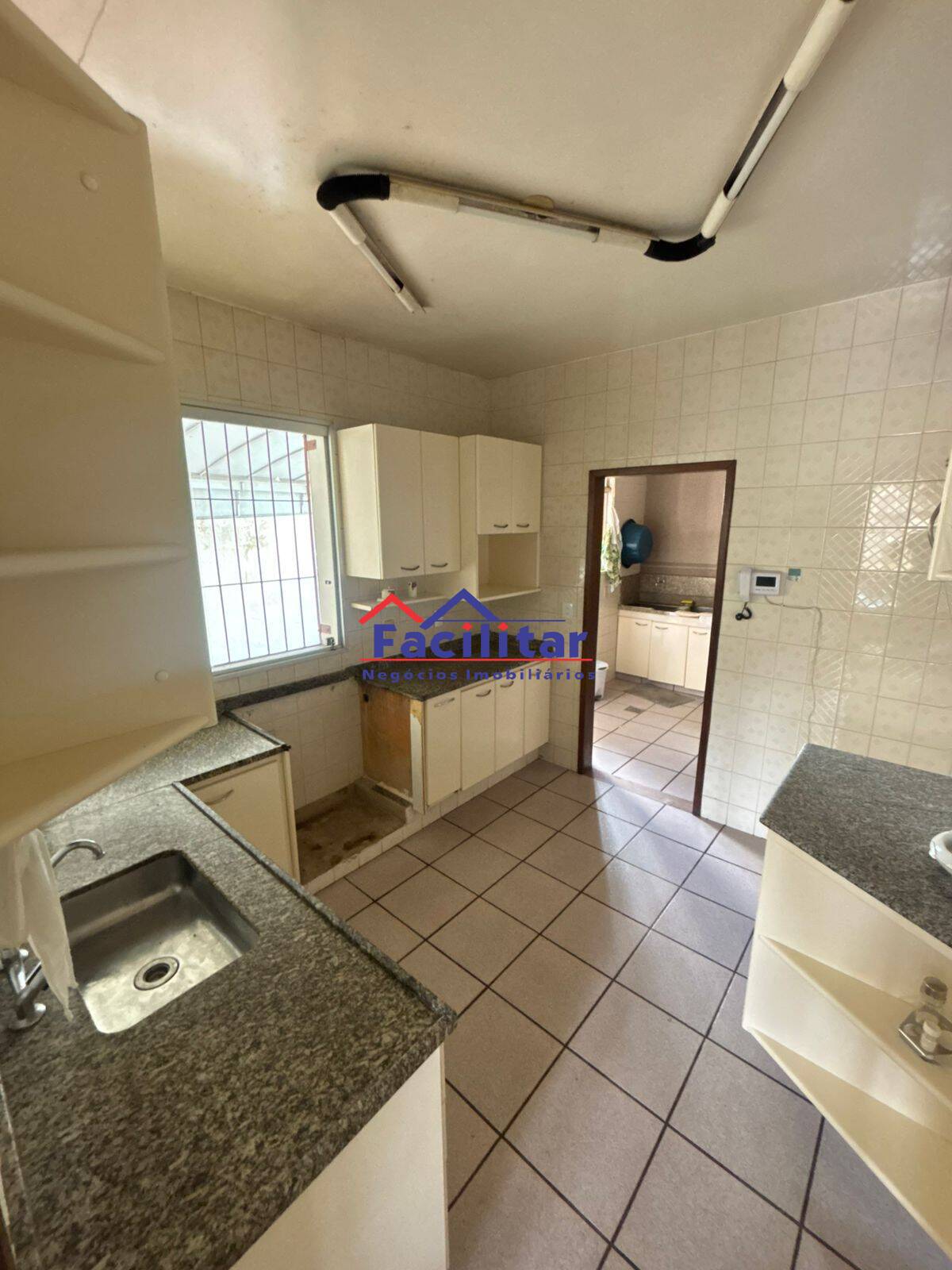 Excelente Casa em Lote Inteiro no Bairro Castelo – Espaço e Conforto.
