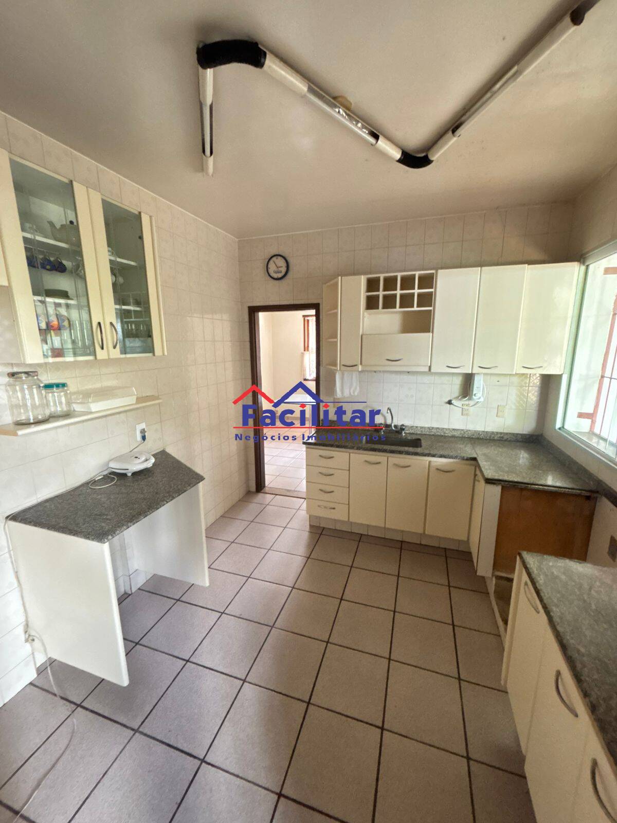 Excelente Casa em Lote Inteiro no Bairro Castelo – Espaço e Conforto.