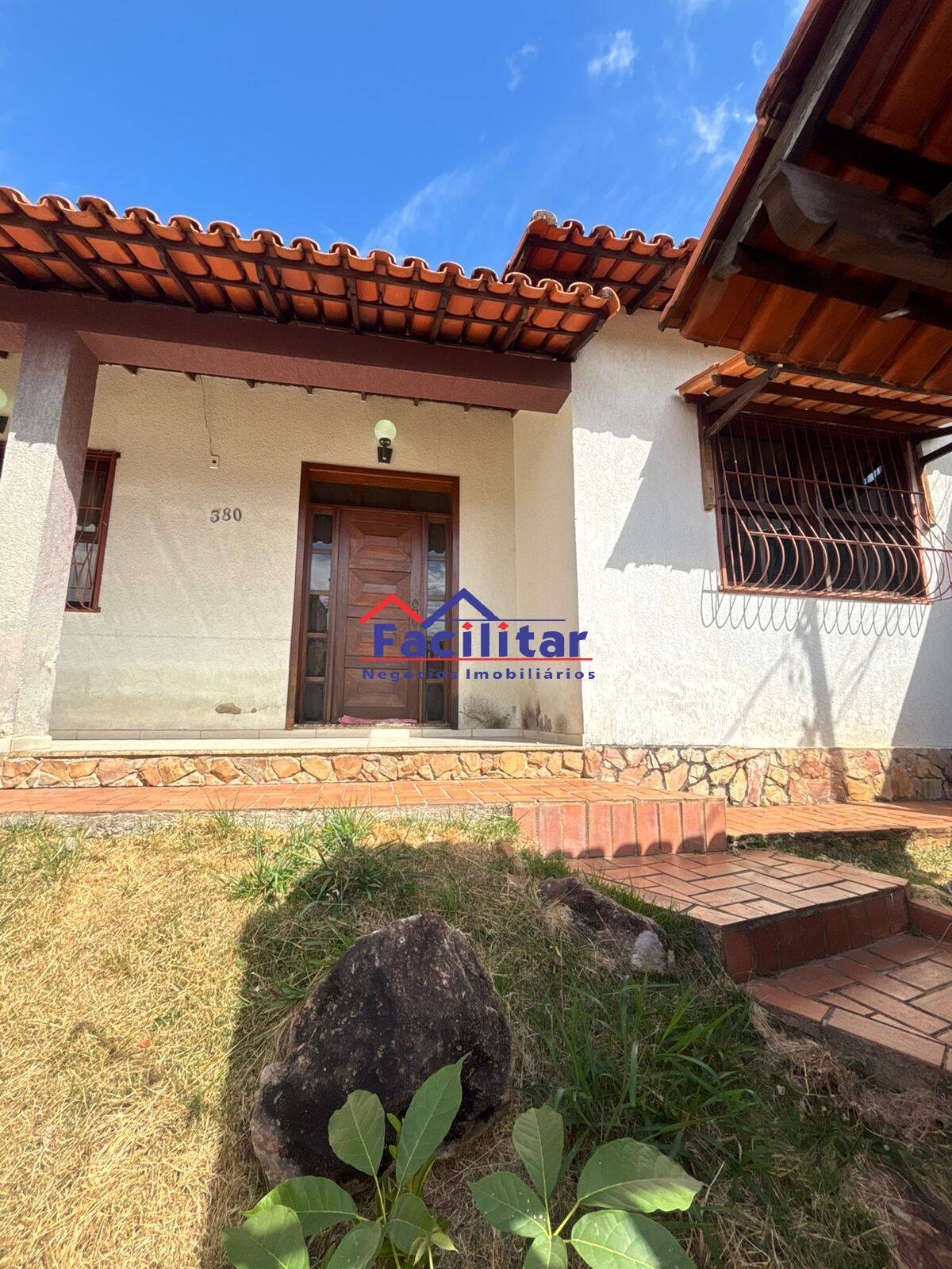Excelente Casa em Lote Inteiro no Bairro Castelo – Espaço e Conforto.