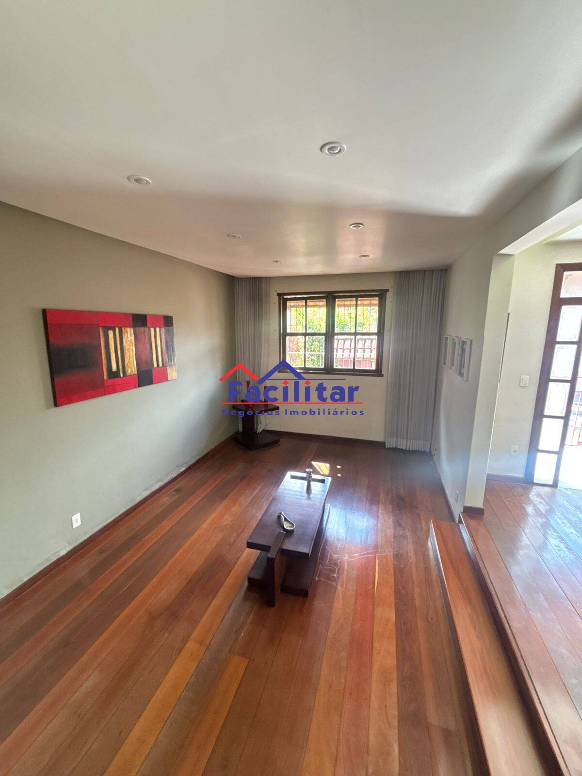 Excelente Casa em Lote Inteiro no Bairro Castelo – Espaço e Conforto.