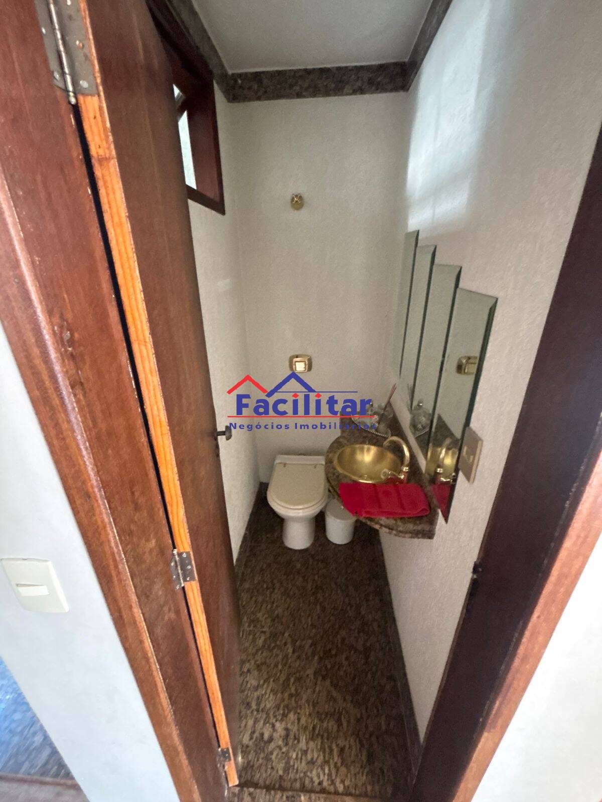 Excelente Casa em Lote Inteiro no Bairro Castelo – Espaço e Conforto.