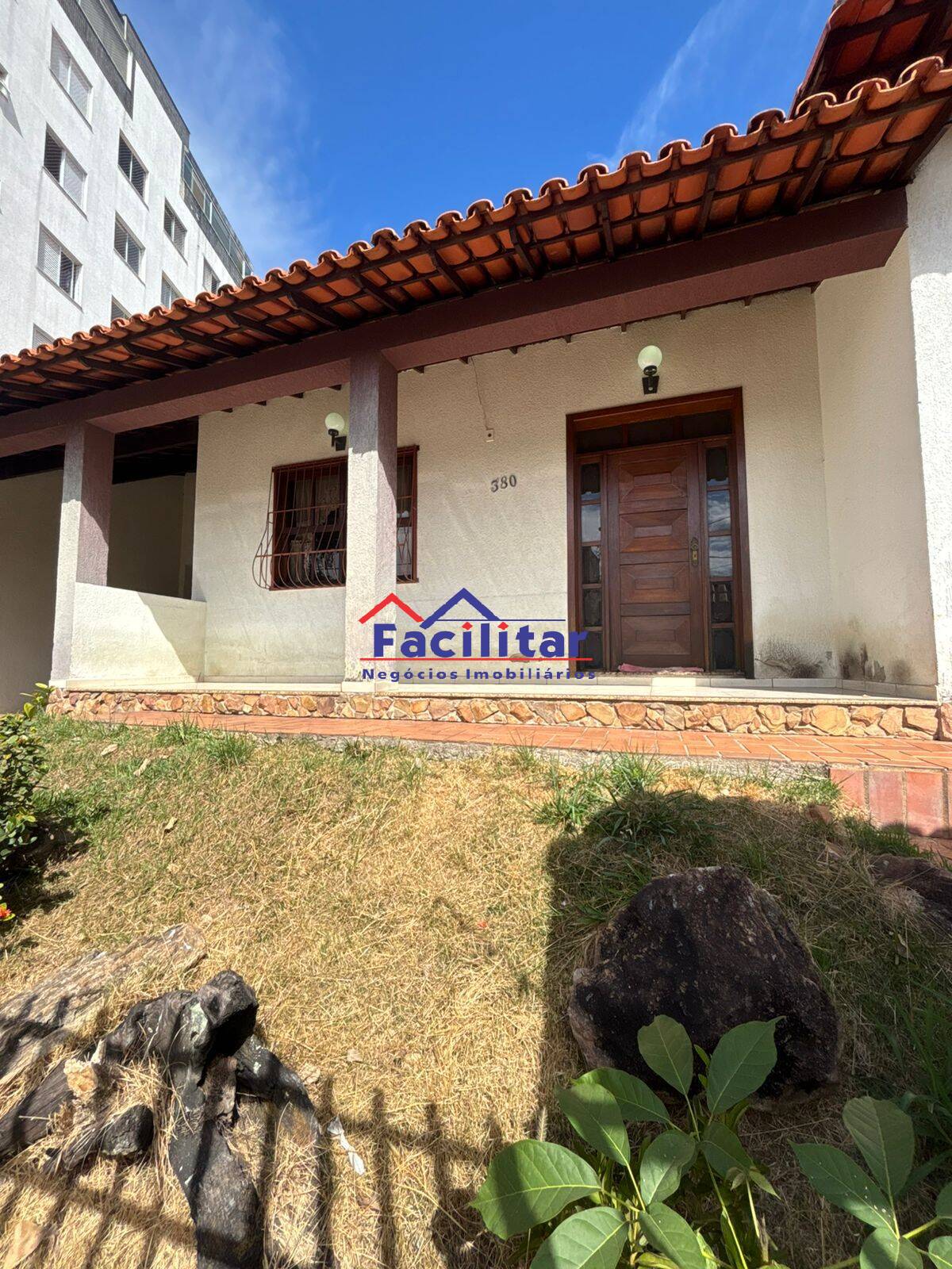 Excelente Casa em Lote Inteiro no Bairro Castelo – Espaço e Conforto.