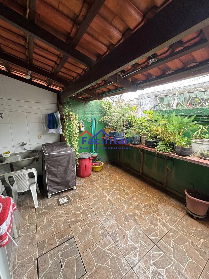 Excelente casa duplex em condomínio.
