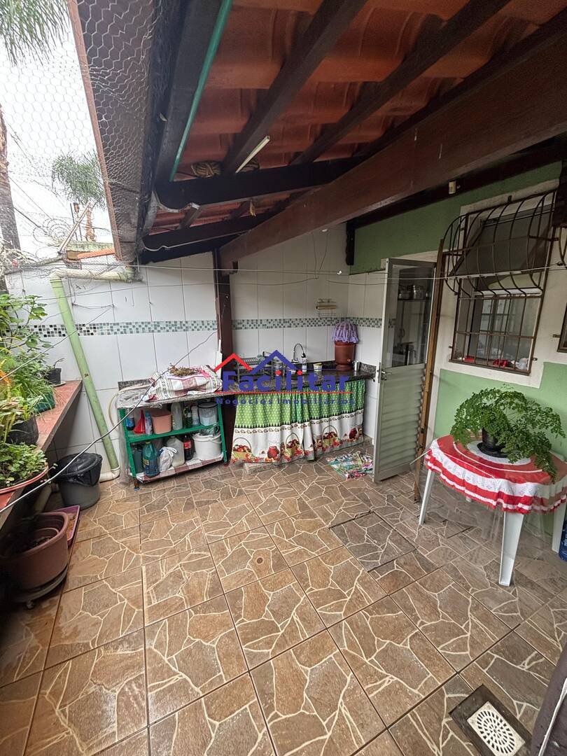 Excelente casa duplex em condomínio.