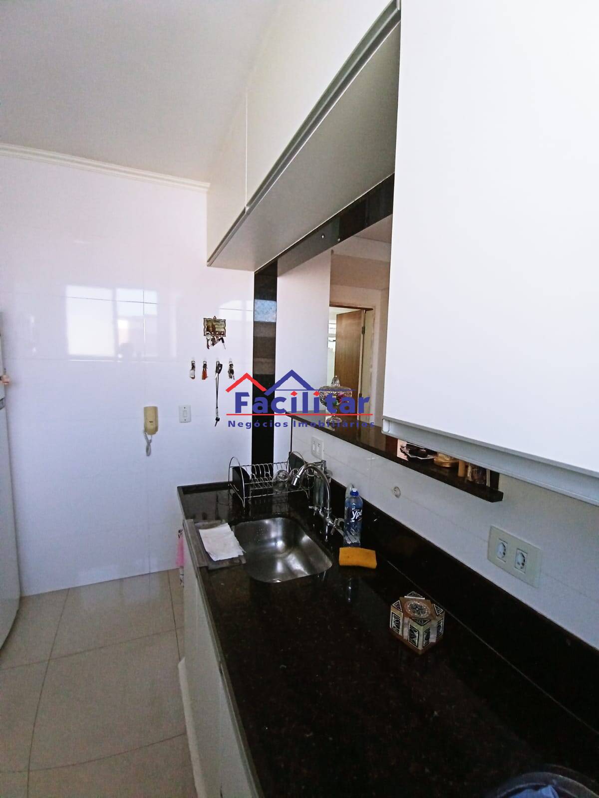 Apartamento 2 Quartos com Armários no Cabral! SUSPENSA
