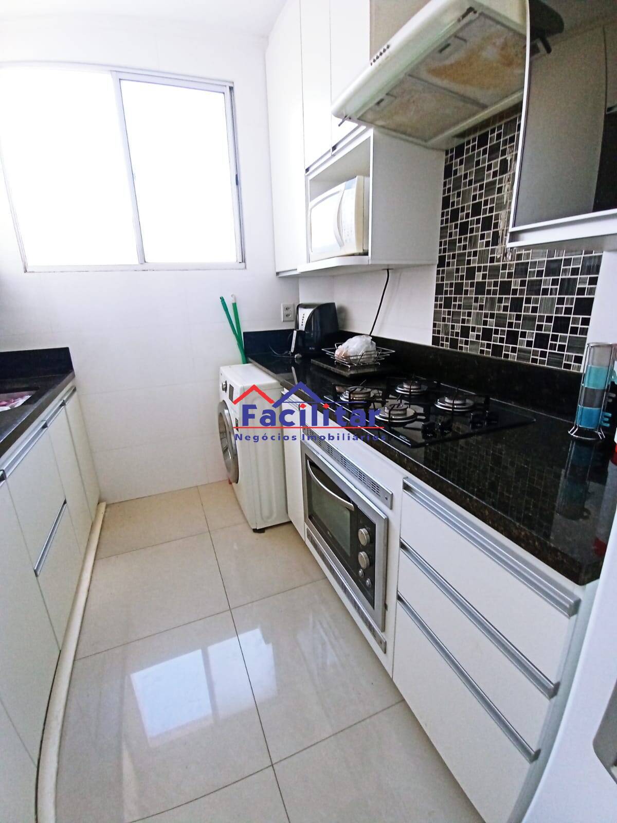 Apartamento 2 Quartos com Armários no Cabral! SUSPENSA