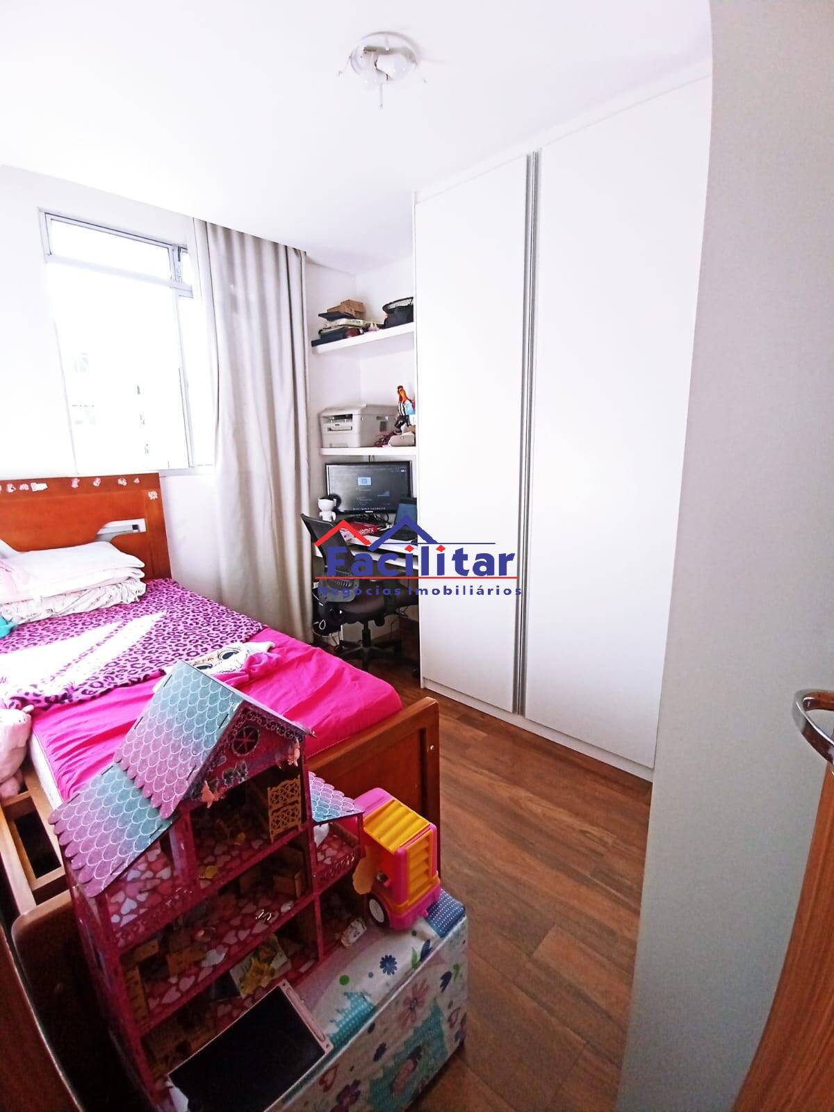 Apartamento 2 Quartos com Armários no Cabral! SUSPENSA